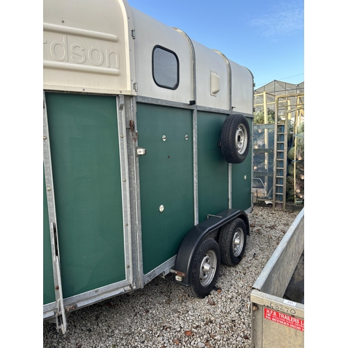 216 - A RICHARDSON SUPREME TWIN AXLE TREBLE HORSE TRAILER WITH TAC TIDY FRONT STORAGE BOX NO VAT