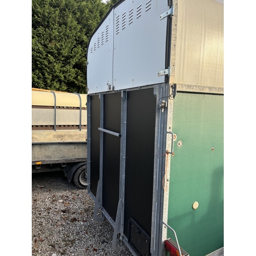 216 - A RICHARDSON SUPREME TWIN AXLE TREBLE HORSE TRAILER WITH TAC TIDY FRONT STORAGE BOX NO VAT