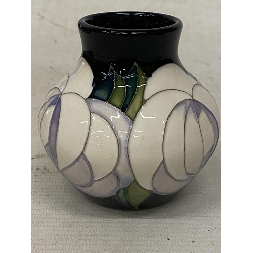 857 - A MOORCROFT 8 CM WHITE ROSE VASE