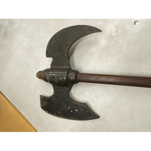 60 - A VINTAGE MONUMENTAL AND EXTREMELY HEAVY AXE WITH WOODEN SHAFT - LENGTH 123 CM