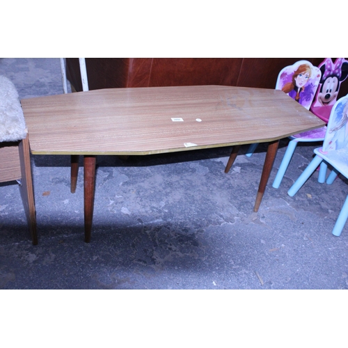 2958 - A RETRO COFFEE TABLE AND THREE STOOLS