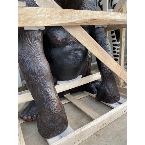 1505 - A LARGE FIBRE GLASS GARDEN FIGURE OF A SITTING GORILLA (H:100CM)