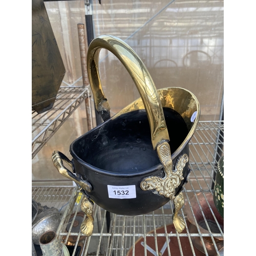 1532 - A DECORATIVE BLACK AND BRASS MINIATURE COAL BUCKET