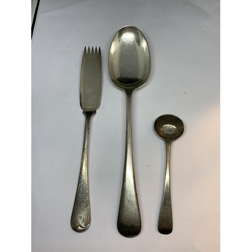 17 - THREE ITEMS TO INCLUDE A HALLMARKED LONDON GEORGIAN SILVER CONDIMENT SPOON, A POSSIBLY CONTINENTAL S... 