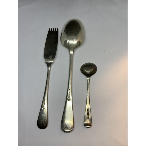 17 - THREE ITEMS TO INCLUDE A HALLMARKED LONDON GEORGIAN SILVER CONDIMENT SPOON, A POSSIBLY CONTINENTAL S... 