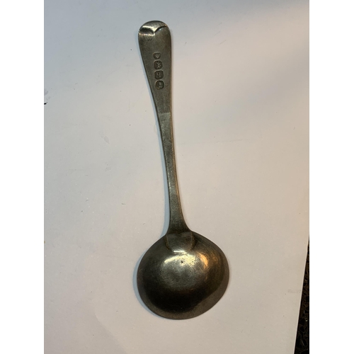 17 - THREE ITEMS TO INCLUDE A HALLMARKED LONDON GEORGIAN SILVER CONDIMENT SPOON, A POSSIBLY CONTINENTAL S... 