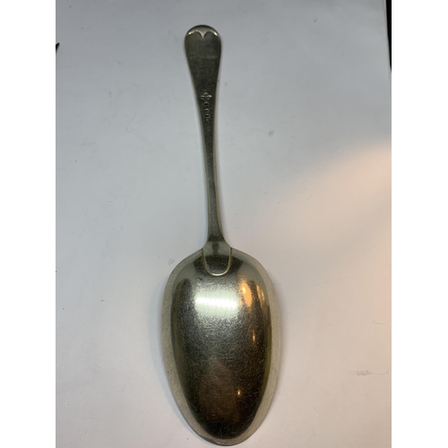 17 - THREE ITEMS TO INCLUDE A HALLMARKED LONDON GEORGIAN SILVER CONDIMENT SPOON, A POSSIBLY CONTINENTAL S... 