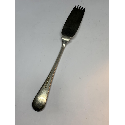 17 - THREE ITEMS TO INCLUDE A HALLMARKED LONDON GEORGIAN SILVER CONDIMENT SPOON, A POSSIBLY CONTINENTAL S... 