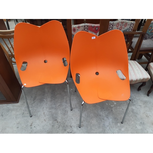 2547 - A PAIR OF RETRO BRIGHT ORANGE VIENNA DESIGN OVERLAPPING CHAIRS