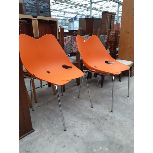 2547 - A PAIR OF RETRO BRIGHT ORANGE VIENNA DESIGN OVERLAPPING CHAIRS