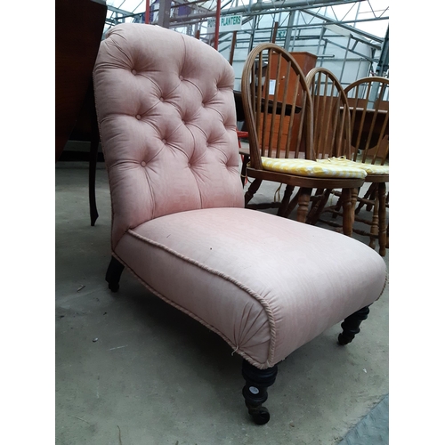 2620 - A LATE VICTORIAN BUTTON BACK NURSING CHAIR ON EBONISED LEGS