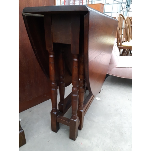 2621 - AN OVAL OAK GATE LEG TABLE ON TURNED LEGS, 53