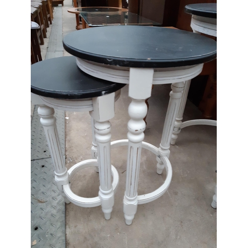 2625 - A WHITE AND BLACK NEST OF THREE TABLES ON FLUTED LEGS