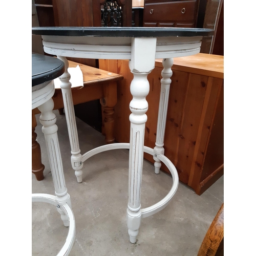 2625 - A WHITE AND BLACK NEST OF THREE TABLES ON FLUTED LEGS