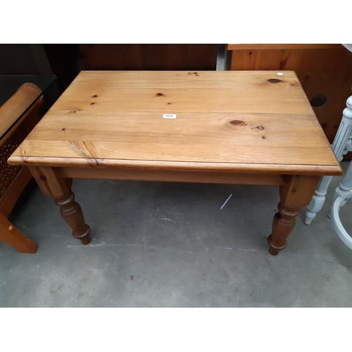 2626 - A COFFEE TABLE ON TURNED LEGS, 32