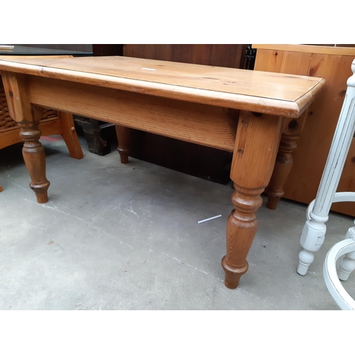 2626 - A COFFEE TABLE ON TURNED LEGS, 32