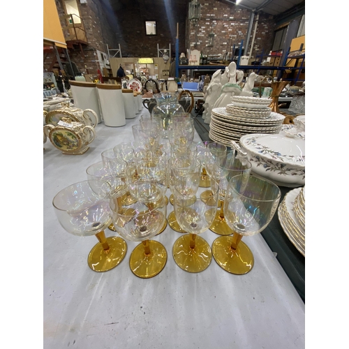 102 - A VINTAGE AMBER AND CLEAR GLASS WATER JUG TOGETHER WITH MATCHING GLASSES AND DESSERT BOWLS