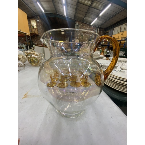 102 - A VINTAGE AMBER AND CLEAR GLASS WATER JUG TOGETHER WITH MATCHING GLASSES AND DESSERT BOWLS