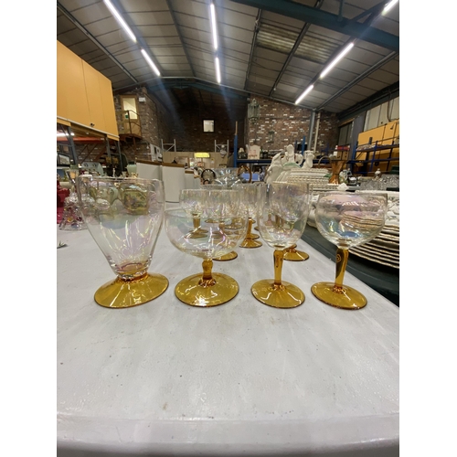 102 - A VINTAGE AMBER AND CLEAR GLASS WATER JUG TOGETHER WITH MATCHING GLASSES AND DESSERT BOWLS