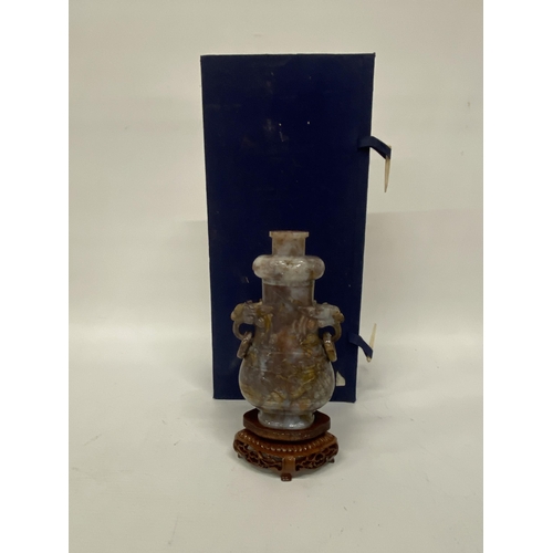 134 - A BOXED JADE CHINESE URN TOGETHER WITH TWO WOODEN BUDDHA FIGURES