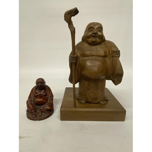 134 - A BOXED JADE CHINESE URN TOGETHER WITH TWO WOODEN BUDDHA FIGURES