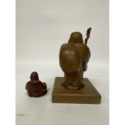 134 - A BOXED JADE CHINESE URN TOGETHER WITH TWO WOODEN BUDDHA FIGURES