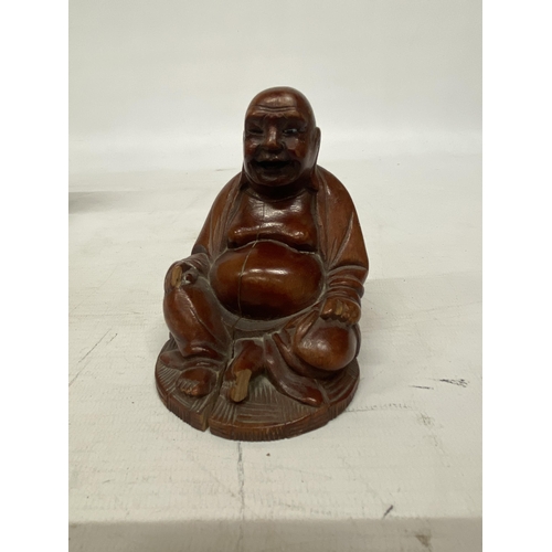 134 - A BOXED JADE CHINESE URN TOGETHER WITH TWO WOODEN BUDDHA FIGURES