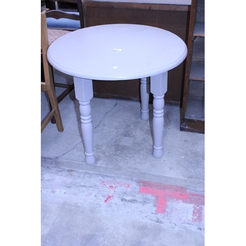 2981 - A GREY PAINTED OCCASIONAL TABLE ON TURNED LEGS 27