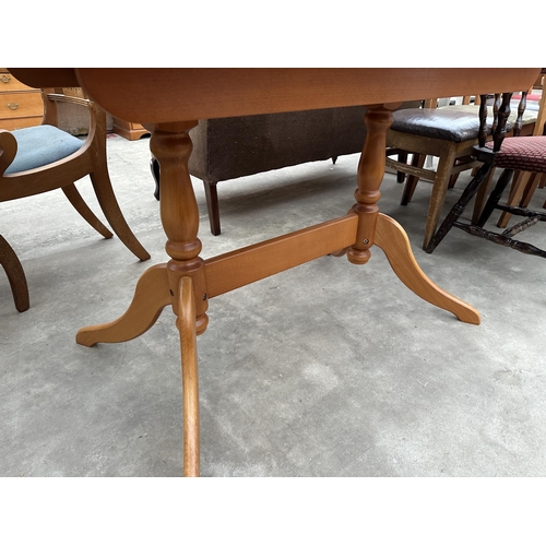 2989 - AN EXTENDING BERKLEY TEAK DINING TABLE, 58