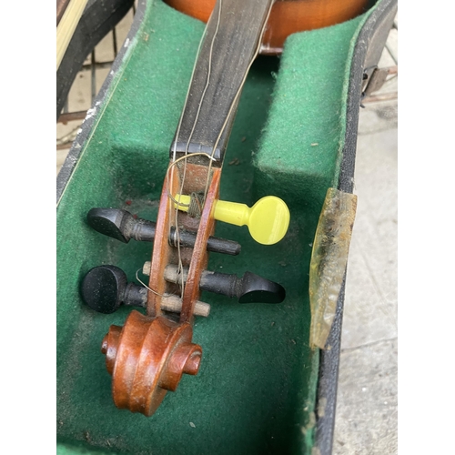 1540 - A VIOLIN WITH BOW AND COMPLETE WITH CARRY CASE