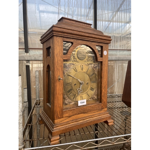 1544 - AN OAK CASED MANTLE CLOCK BEARING THE PLAQUE ALAN FOX WESTON IN ARDEN