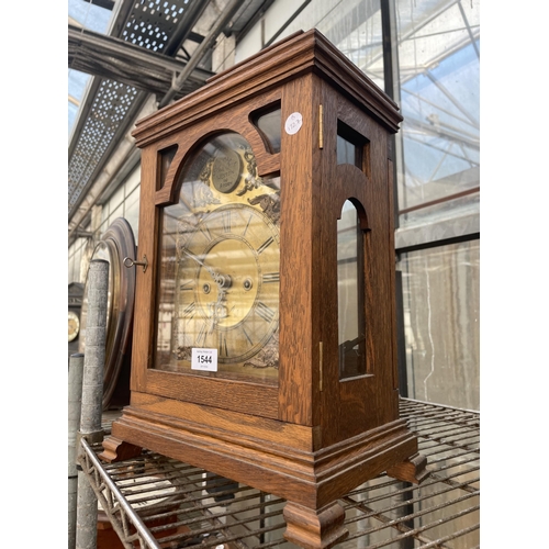 1544 - AN OAK CASED MANTLE CLOCK BEARING THE PLAQUE ALAN FOX WESTON IN ARDEN