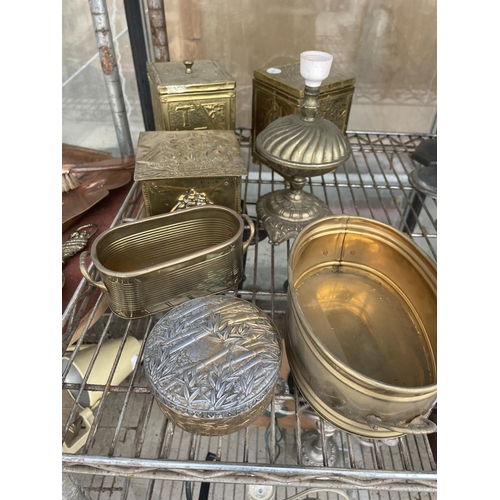 1550 - AN ASSORTMENT OF BRASS ITEMS TO INCLUDE A SMALL TWIN HANDLED PAN, CADDIES AND A LAMP ETC