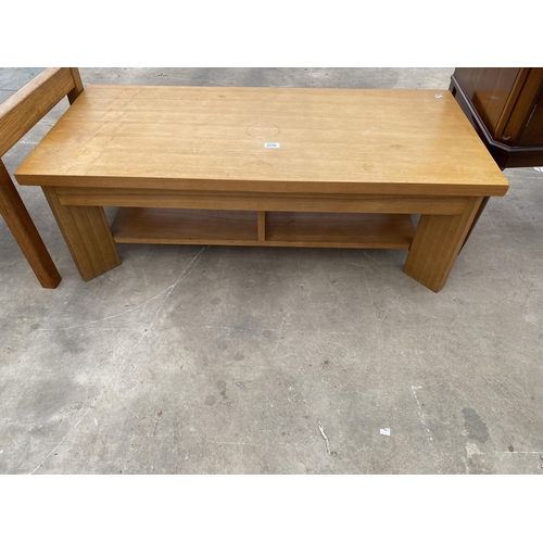 2776 - AN OAK TWO TIER COFFEE TABLE, 43.5