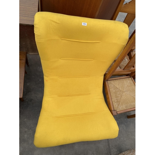 2784 - A HOME AND GARDEN YELLOW CURVED LOUNGE CHAIR ON KICK OUT TAPERING LEGS