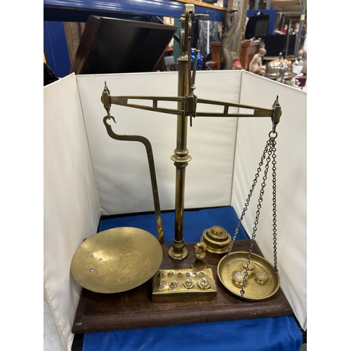 50 - A SET OF AGATE BRASS BALANCE SCALES ON A WOODEN BASE WITH VARIOUS WEIGHTS