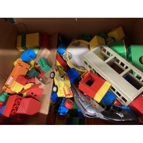 496 - A QUANTITY OF SMALL CHILDREN'S TOYS TO INCLUDE LARGE BLOCKS, TOMY SUPER PILOTE, ETC