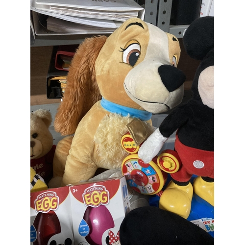 500 - A QUANTITY OF SOFT TOYS, ETC TO INCLUDE A MICKEY MOUSE CUSHION, LADY AND THE TRAMP LARGE DOG, MICKEY... 