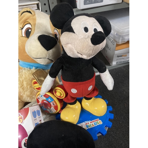 500 - A QUANTITY OF SOFT TOYS, ETC TO INCLUDE A MICKEY MOUSE CUSHION, LADY AND THE TRAMP LARGE DOG, MICKEY... 