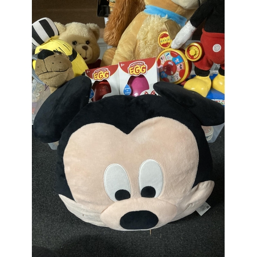 500 - A QUANTITY OF SOFT TOYS, ETC TO INCLUDE A MICKEY MOUSE CUSHION, LADY AND THE TRAMP LARGE DOG, MICKEY... 