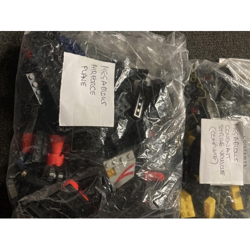 501 - A QUANTITY OF BAGGED MEGA BLOK SETS TO INCLUDE AN AIRFORCE PLANE AND A COVENANT STRIKE VEHICLE (COMP... 