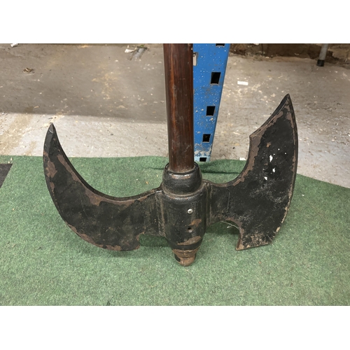 60 - A VINTAGE MONUMENTAL AND EXTREMELY HEAVY AXE WITH WOODEN SHAFT - LENGTH 123 CM