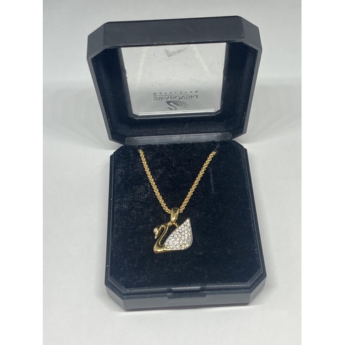 630 - A SWAROVSKI CRYSTAL SWAN PENDANT AND CHAIN IN A PRESENTATION BOX