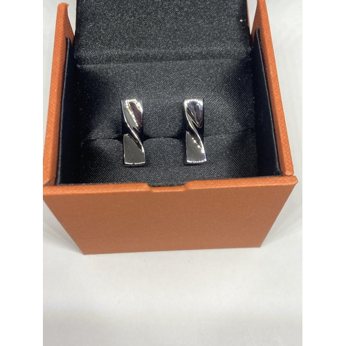 639 - A PAIR OF SIMON CARTER CUFFLINKS IN A PRESENTATION BOX