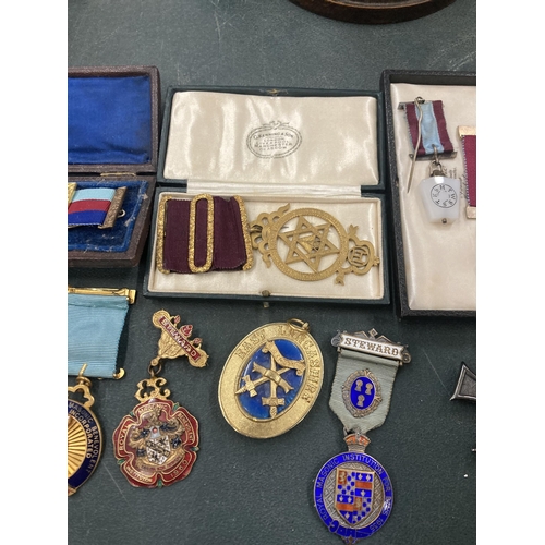 88 - A LARGE SOLLECTION OF MASONIC BADGES AND MEDALS SOME BOXED