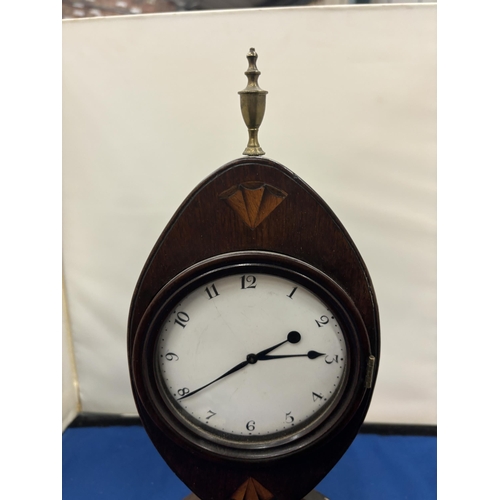 93 - AN INLAID MAHOGANY MANTLE CLOCK WITH WHITE ENAMEL DIAL AND BRASS FINIAL