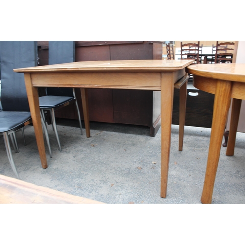 2809 - A RUSSELL OF BROADWAY RETRO TEAK EXTENDING DINING TABLE, 42.5