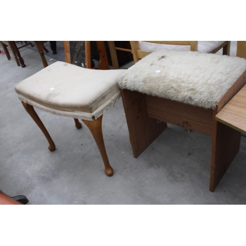 2958 - A RETRO COFFEE TABLE AND THREE STOOLS