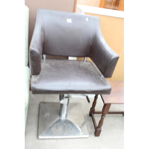 2985 - A BROWN FAUX LEATHER PUMP ACTION SALON CHAIR ON CHROME BASE