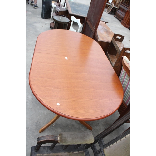 2989 - AN EXTENDING BERKLEY TEAK DINING TABLE, 58